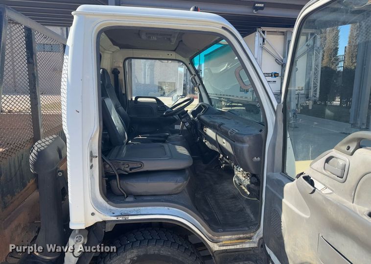 image for item DO0254 2001 Isuzu NQR flatbed truck