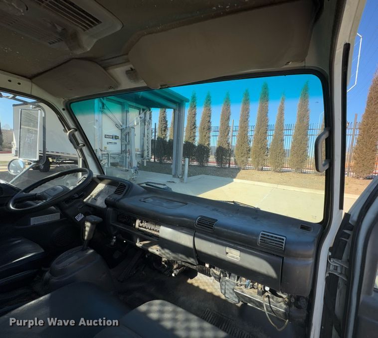 image for item DO0254 2001 Isuzu NQR flatbed truck