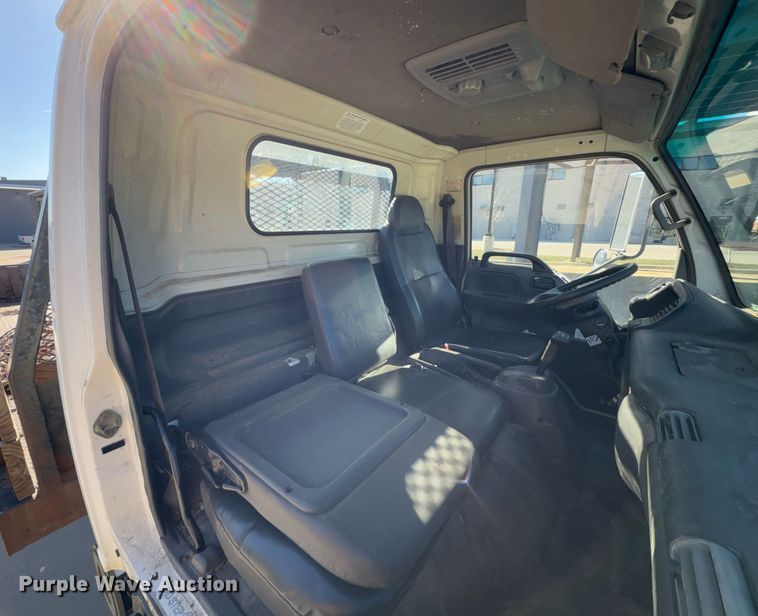 image for item DO0254 2001 Isuzu NQR flatbed truck