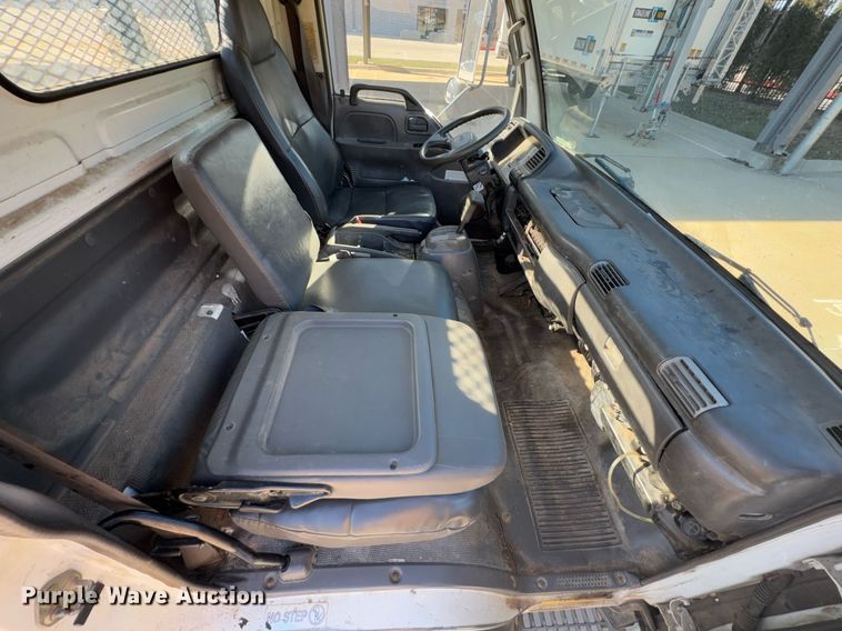 image for item DO0254 2001 Isuzu NQR flatbed truck