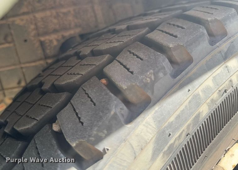 image for item DO0254 2001 Isuzu NQR flatbed truck