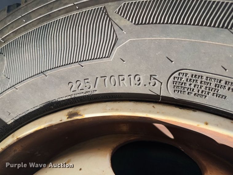 image for item DO0254 2001 Isuzu NQR flatbed truck