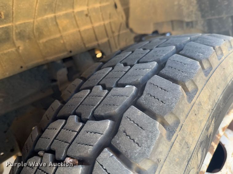 image for item DO0254 2001 Isuzu NQR flatbed truck