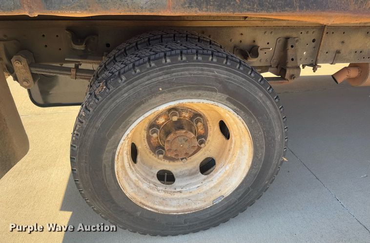 image for item DO0254 2001 Isuzu NQR flatbed truck