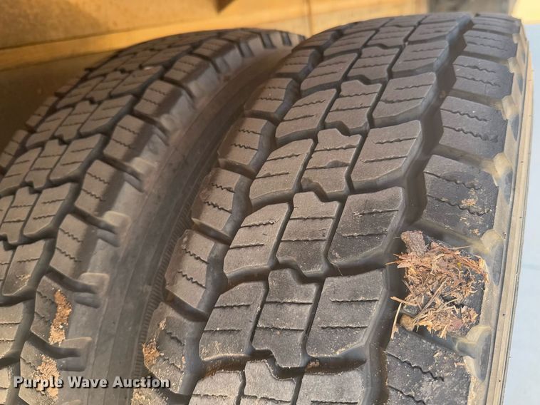 image for item DO0254 2001 Isuzu NQR flatbed truck