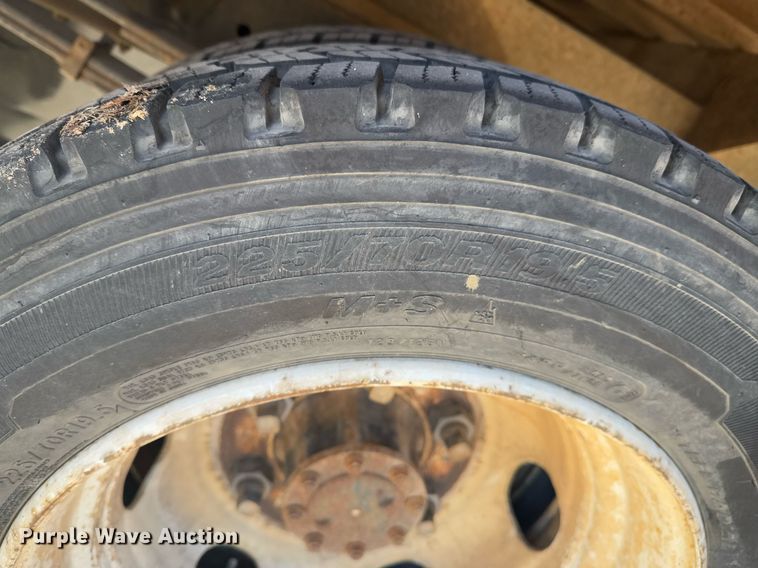 image for item DO0254 2001 Isuzu NQR flatbed truck