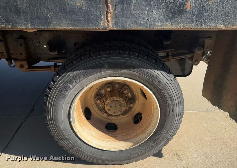 image for item DO0254 2001 Isuzu NQR flatbed truck