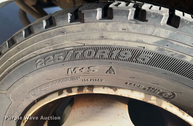 image for item DO0254 2001 Isuzu NQR flatbed truck