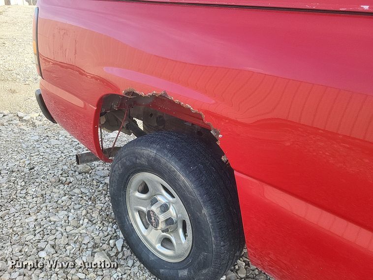 image for item DS5215 2004 GMC Sierra pickup truck