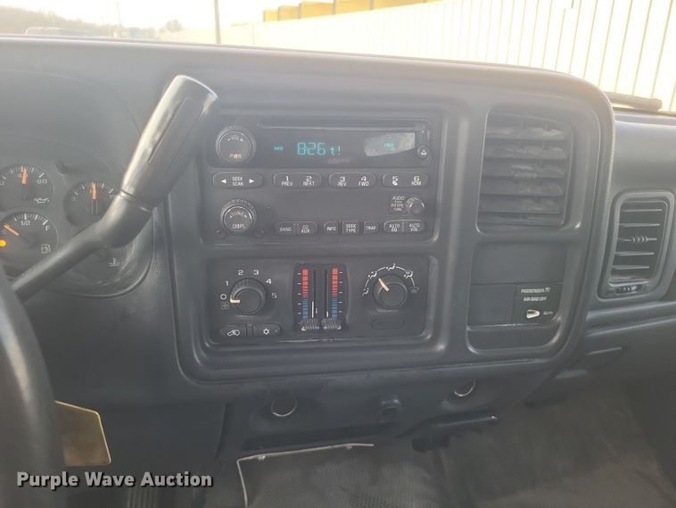 image for item DS5215 2004 GMC Sierra pickup truck