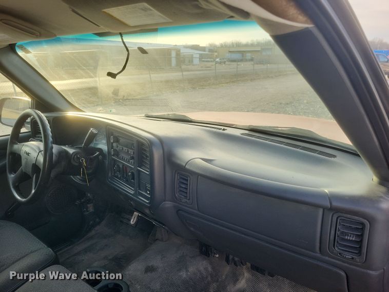 image for item DS5215 2004 GMC Sierra pickup truck