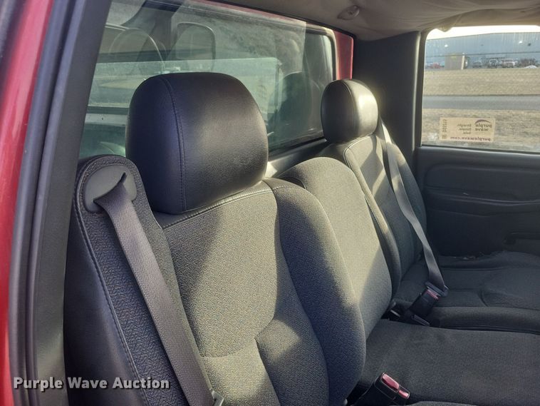 image for item DS5215 2004 GMC Sierra pickup truck