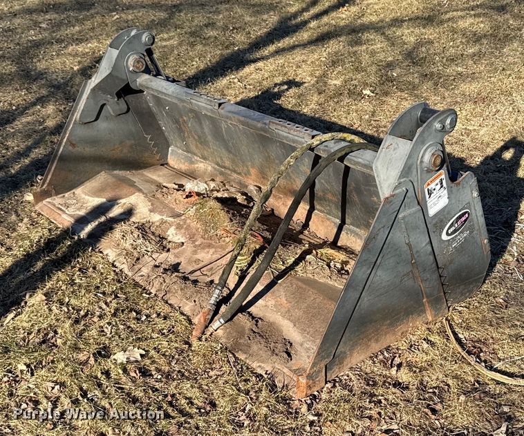 image for item DT0512 Quick Attach skid steer bucket