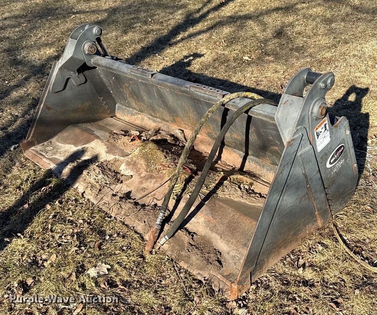 image for item DT0512 Quick Attach skid steer bucket