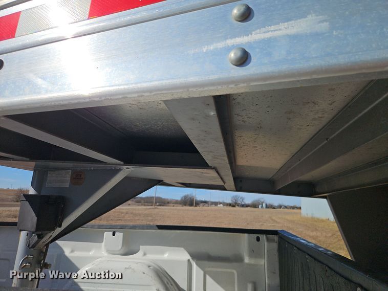 image for item DT7604 2000 Kiefer Built Genesis X-340 horse trailer