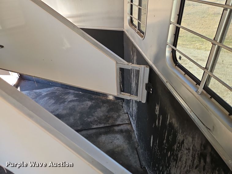 image for item DT7604 2000 Kiefer Built Genesis X-340 horse trailer