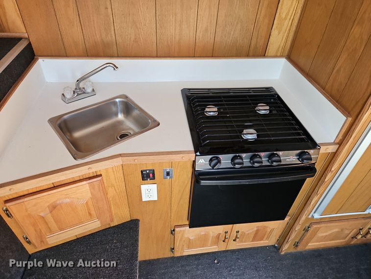 image for item DT7604 2000 Kiefer Built Genesis X-340 horse trailer