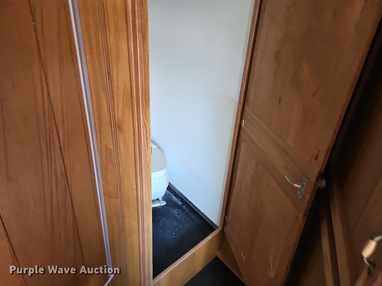 image for item DT7604 2000 Kiefer Built Genesis X-340 horse trailer