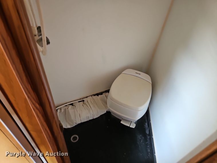 image for item DT7604 2000 Kiefer Built Genesis X-340 horse trailer