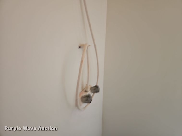 image for item DT7604 2000 Kiefer Built Genesis X-340 horse trailer