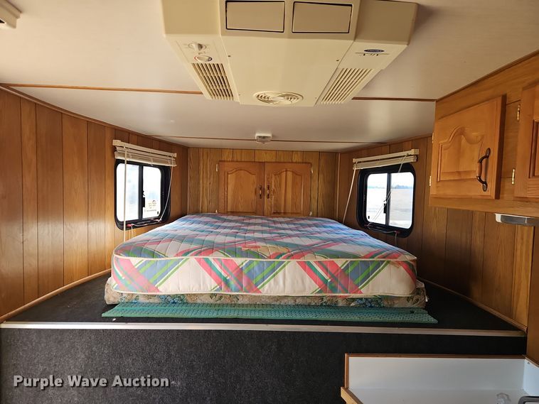 image for item DT7604 2000 Kiefer Built Genesis X-340 horse trailer