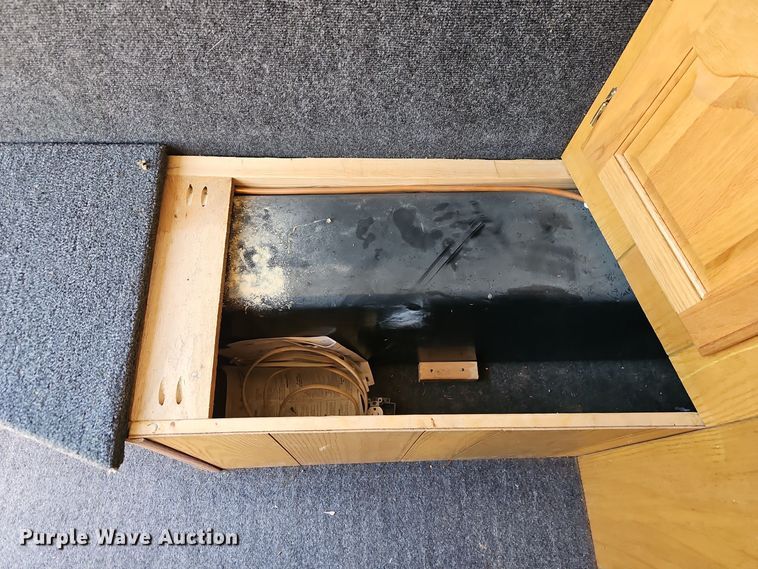 image for item DT7604 2000 Kiefer Built Genesis X-340 horse trailer