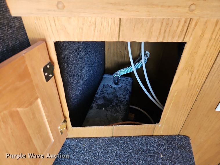 image for item DT7604 2000 Kiefer Built Genesis X-340 horse trailer