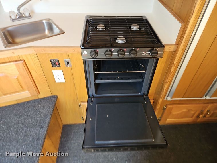 image for item DT7604 2000 Kiefer Built Genesis X-340 horse trailer