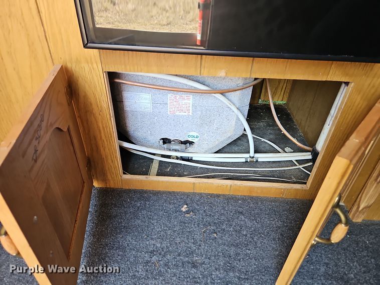 image for item DT7604 2000 Kiefer Built Genesis X-340 horse trailer