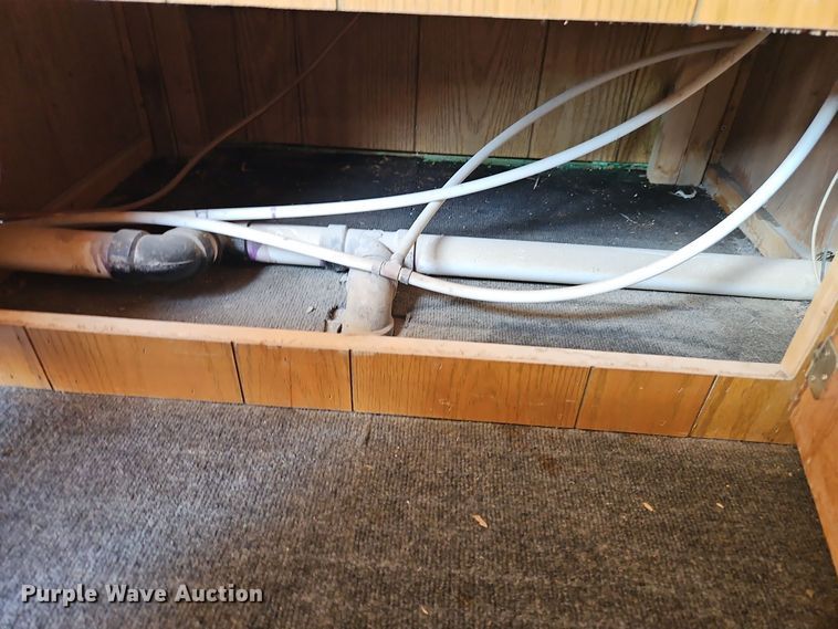 image for item DT7604 2000 Kiefer Built Genesis X-340 horse trailer