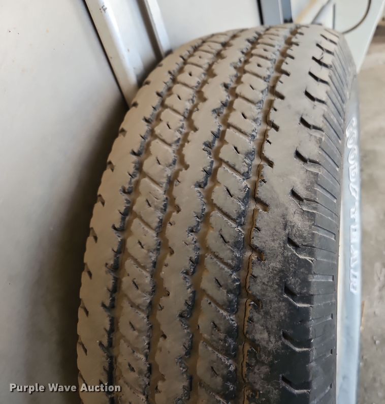 image for item DT7604 2000 Kiefer Built Genesis X-340 horse trailer