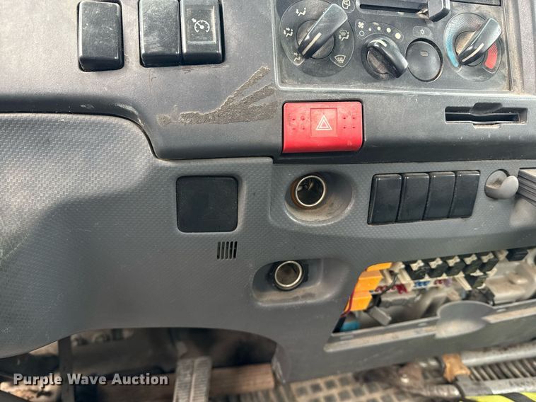 image for item DW1803 2009 GMC W4500 flatbed truck