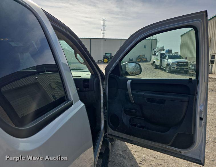 image for item DW3095 2011 GMC Sierra 1500 Ext. Cab pickup truck