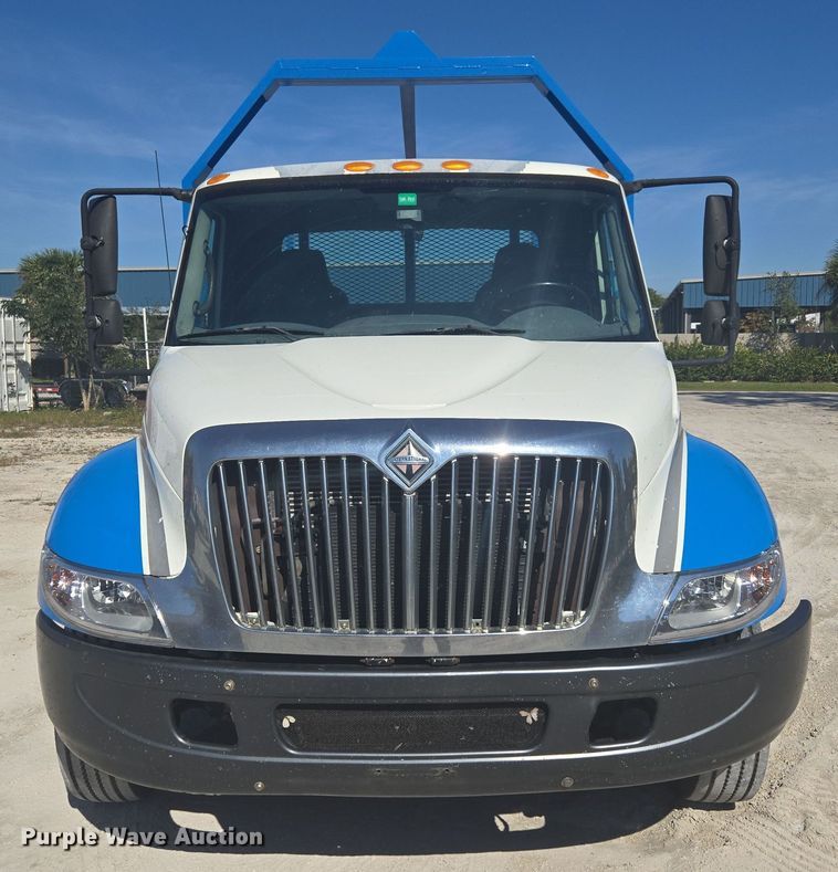 image for item EC3453 2002 International  4300 flatbed truck