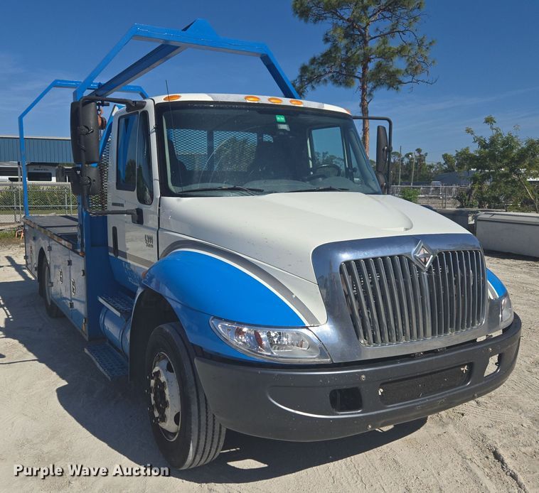 image for item EC3453 2002 International  4300 flatbed truck