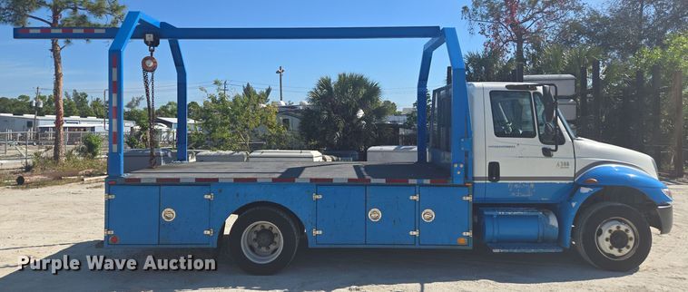 image for item EC3453 2002 International  4300 flatbed truck