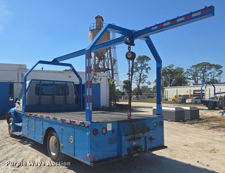 image for item EC3453 2002 International  4300 flatbed truck