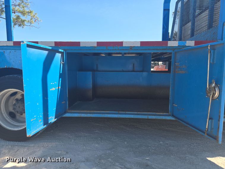 image for item EC3453 2002 International  4300 flatbed truck