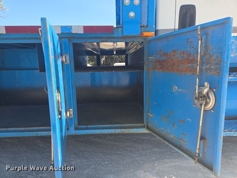 image for item EC3453 2002 International  4300 flatbed truck