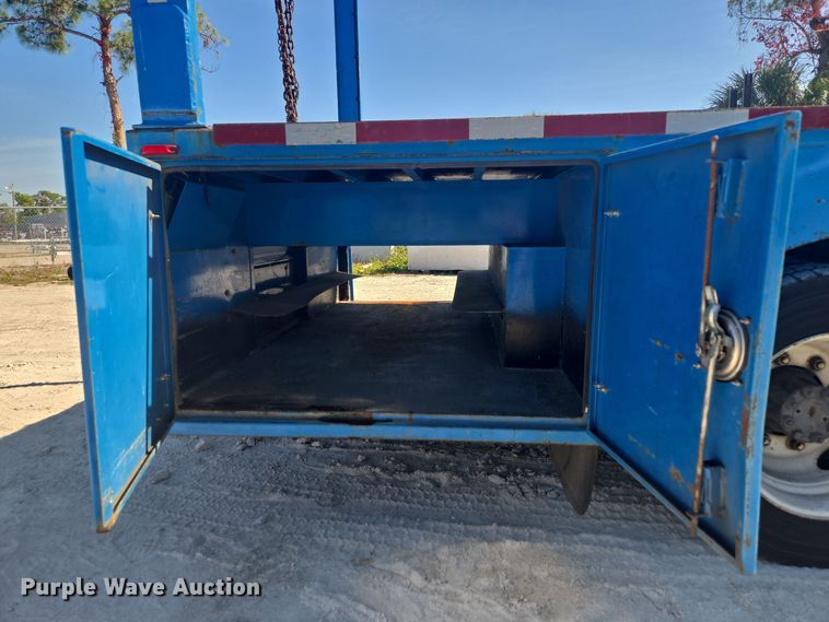 image for item EC3453 2002 International  4300 flatbed truck