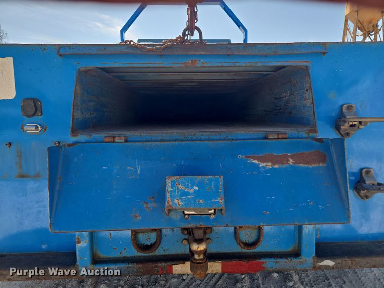 image for item EC3453 2002 International  4300 flatbed truck