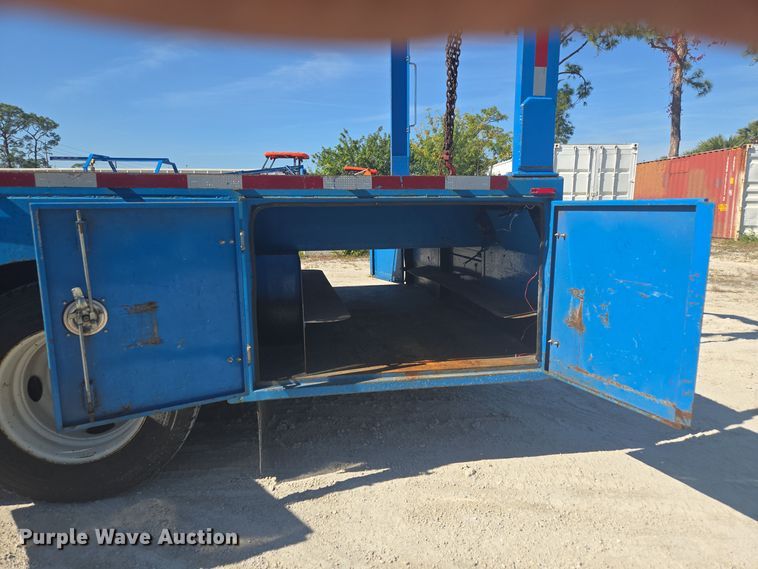 image for item EC3453 2002 International  4300 flatbed truck