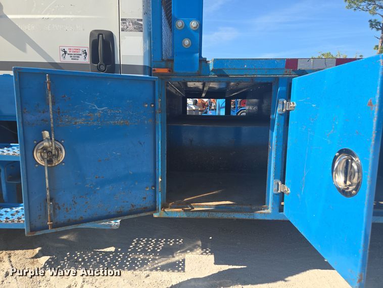 image for item EC3453 2002 International  4300 flatbed truck