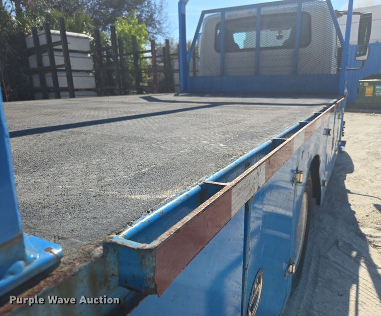 image for item EC3453 2002 International  4300 flatbed truck