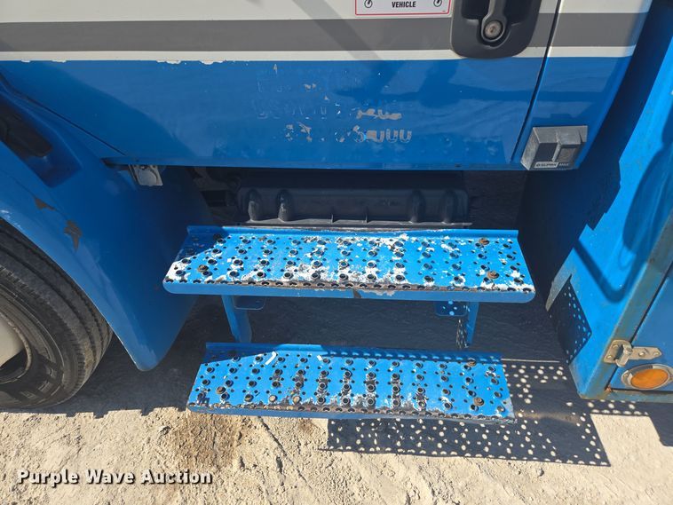 image for item EC3453 2002 International  4300 flatbed truck