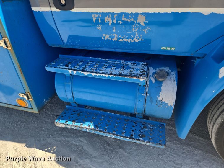 image for item EC3453 2002 International  4300 flatbed truck