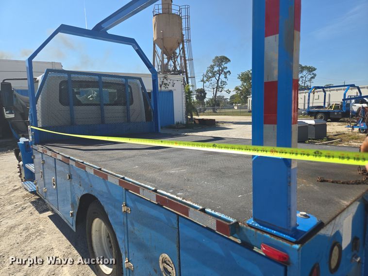 image for item EC3453 2002 International  4300 flatbed truck