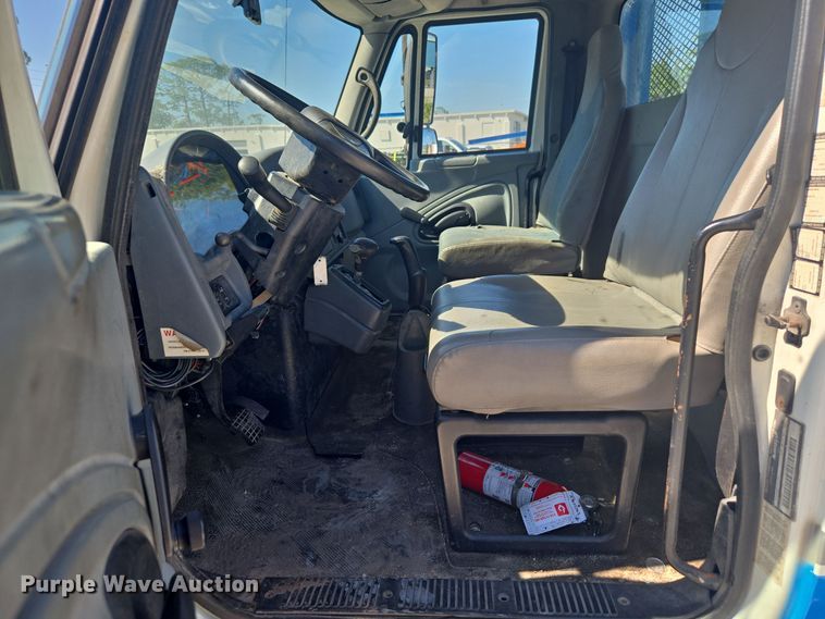 image for item EC3453 2002 International  4300 flatbed truck