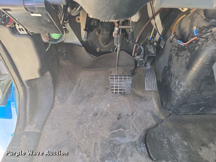 image for item EC3453 2002 International  4300 flatbed truck