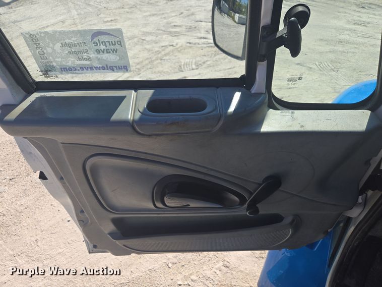 image for item EC3453 2002 International  4300 flatbed truck